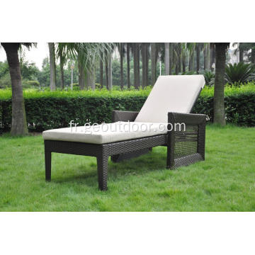 rotin de plage populaire tissant une chaise longue